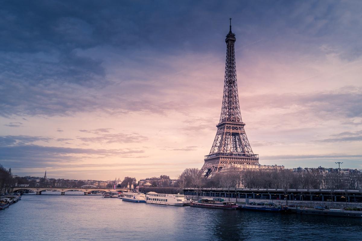 Paris tour eiffel agence web Wizz You