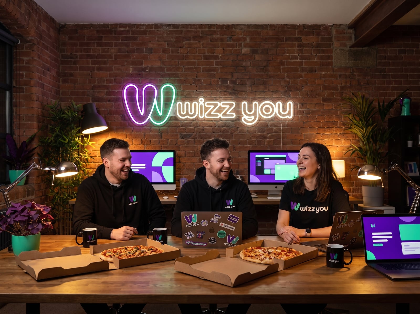 Brainstorm nocturne de l'équipe Wizz You, néons et pizzas