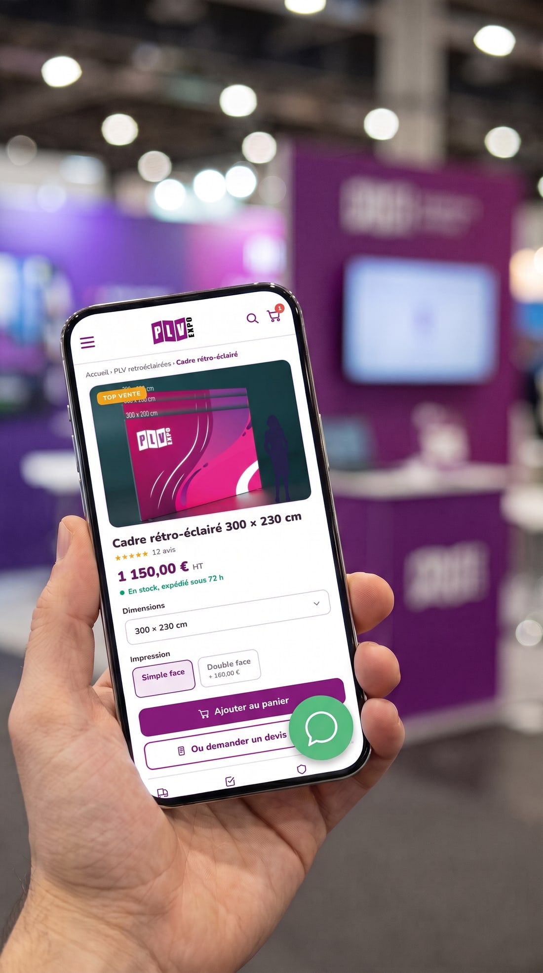 La fiche produit mobile du futur site PLV Expo tenue en main sur un salon : prix, options, ajout au panier, demande de devis et bouton WhatsApp