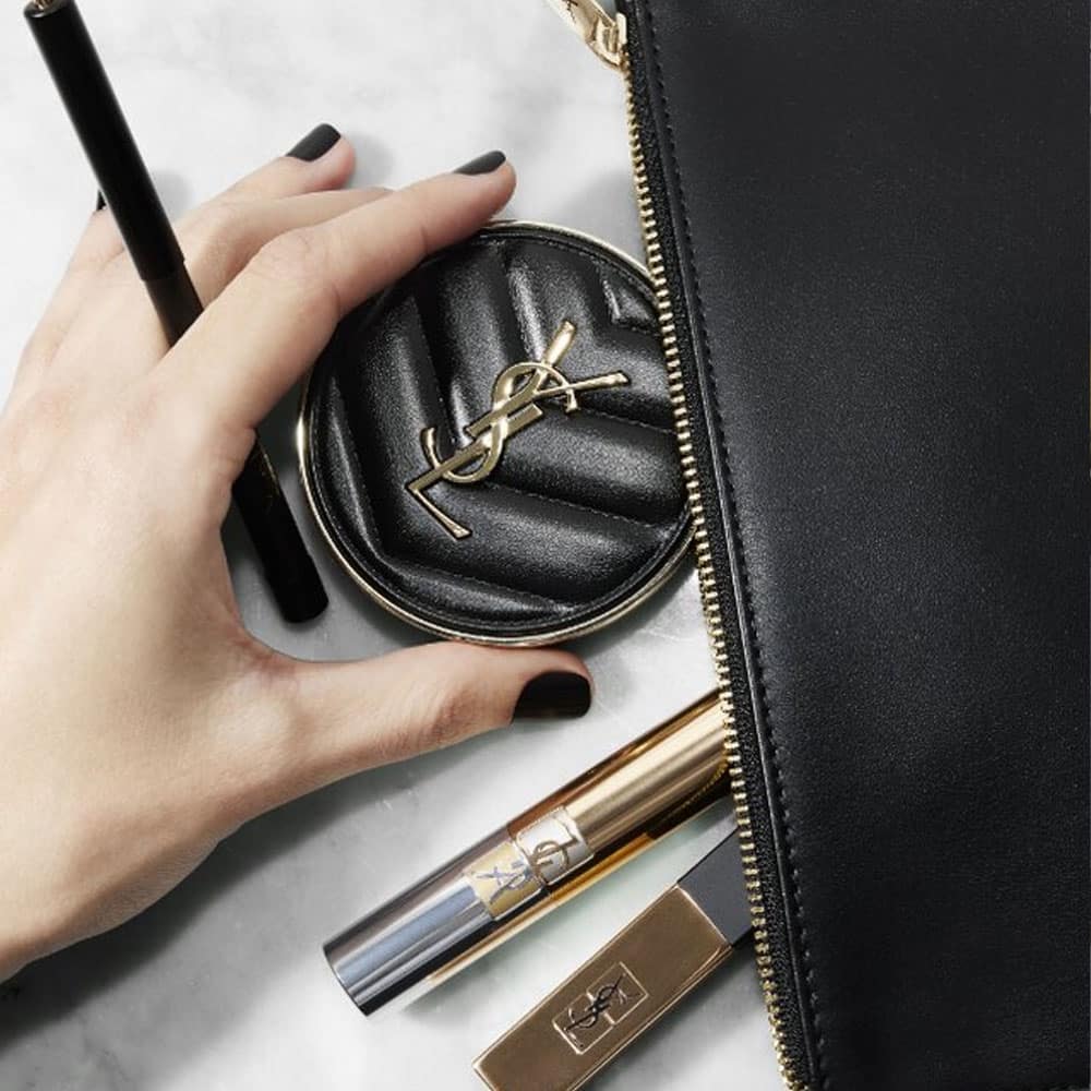Logo YSL Beauty avec des produits de maquillage
