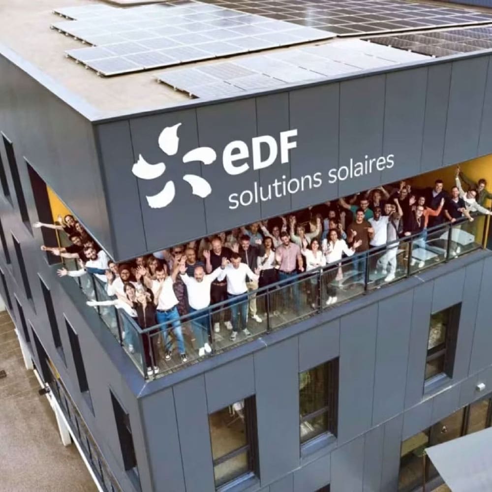 Équipe EDF devant le siège solutions solaires