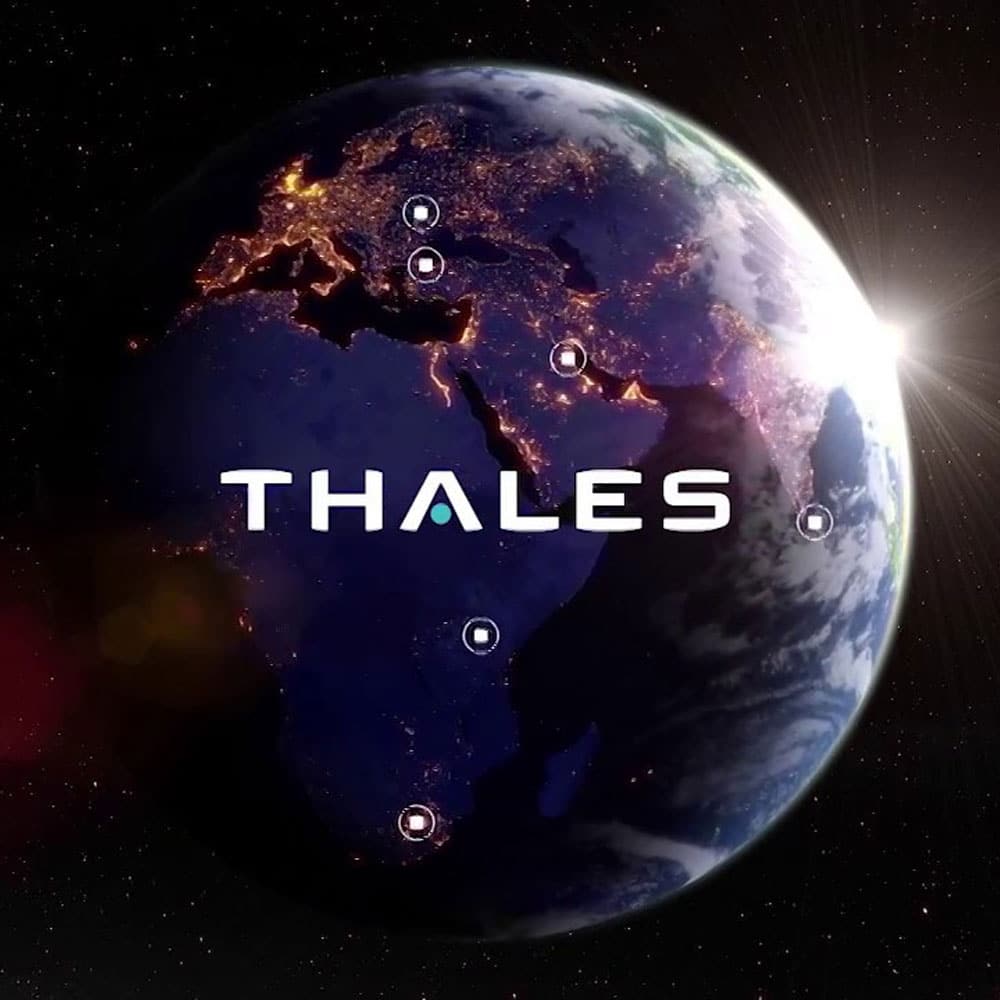 Vue satellite nocturne de la Terre avec les implantations mondiales de Thales