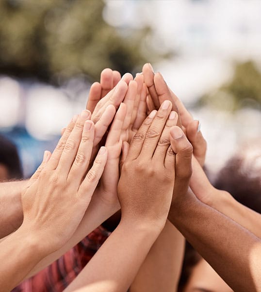 Célébration de la diversité et de l’unité dans l’équipe dans le cadre de l’engagement RSE d’une agence web Wizz You