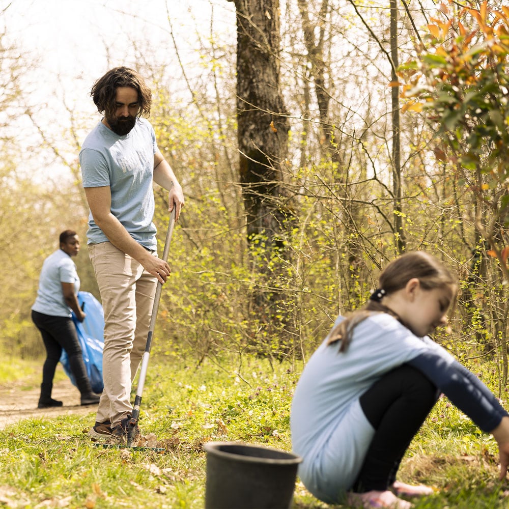 Un membre de l’équipe participant à la plantation d’arbres dans le cadre de l’engagement RSE d’une agence web Wizz You